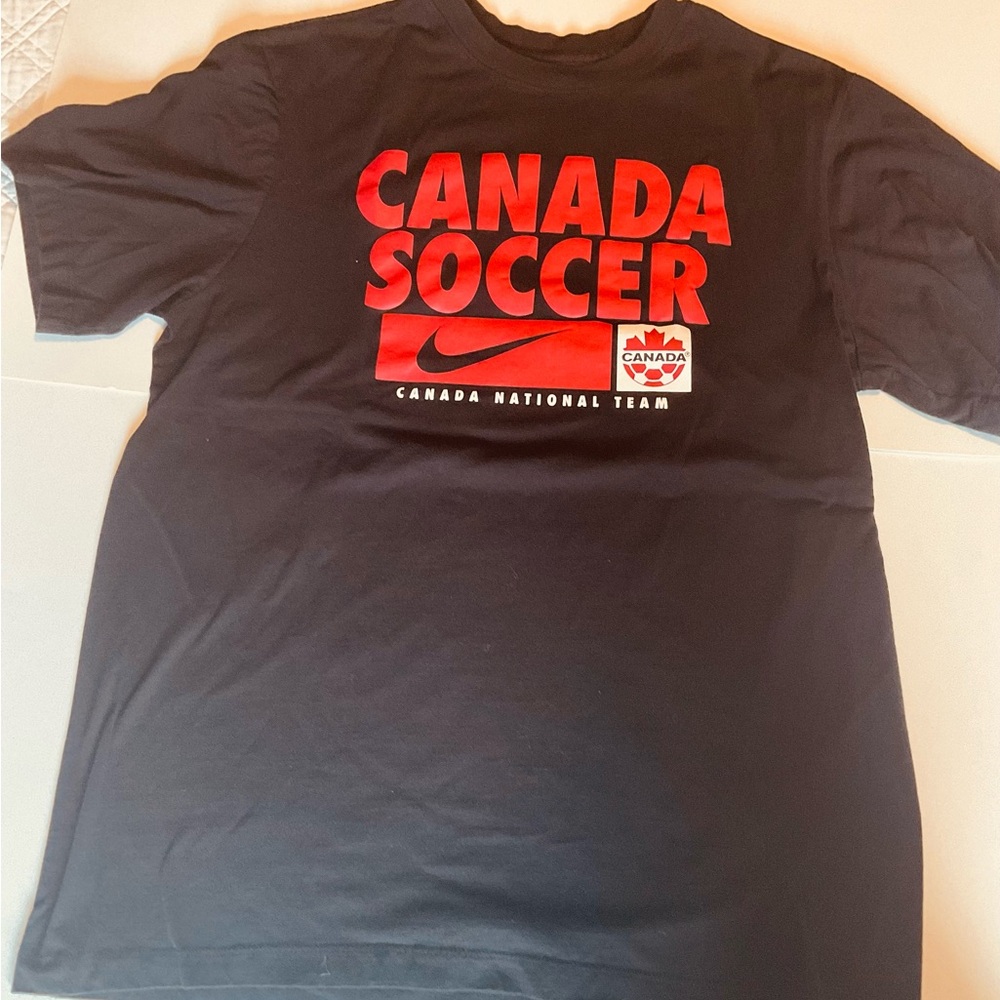 Nike men’s medium canada soccer t-shirt